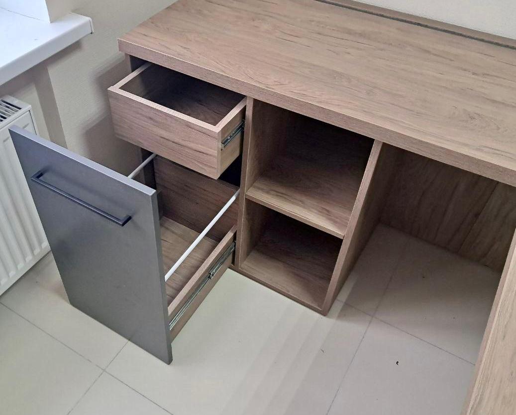 Боковая приставка к столу руководителя