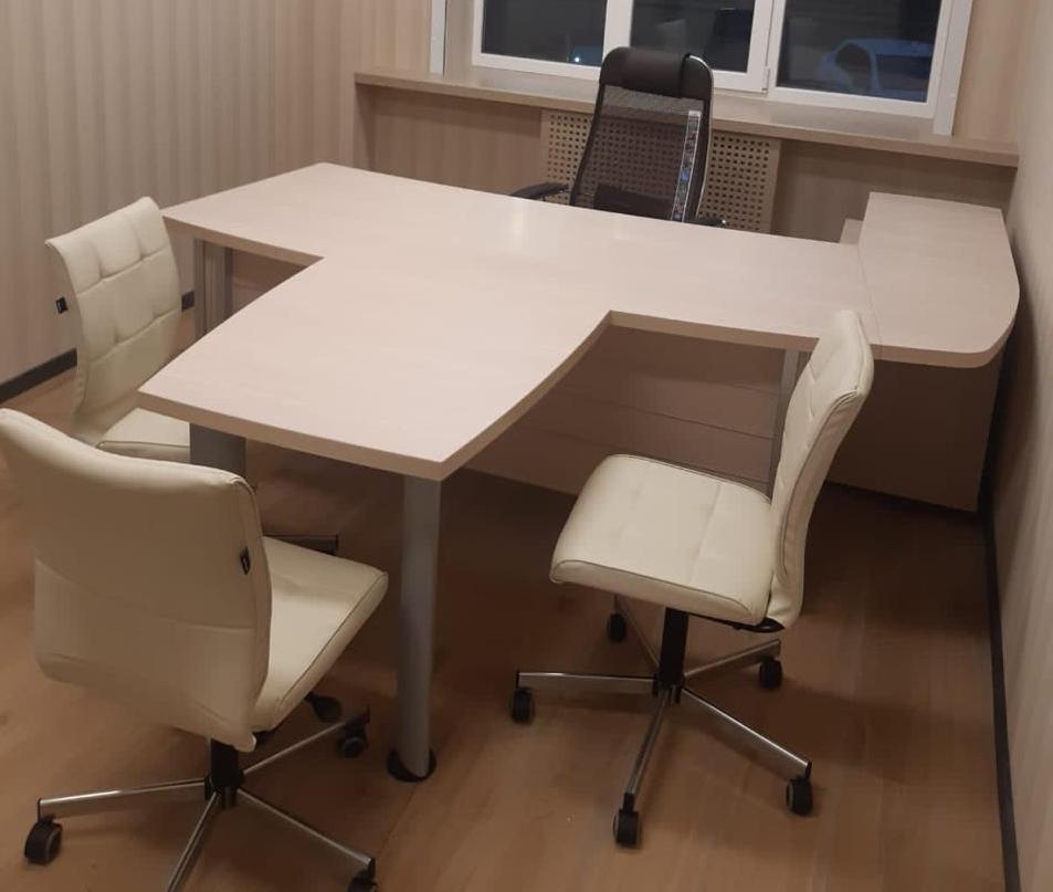 Стол руководителя в светлом цвете