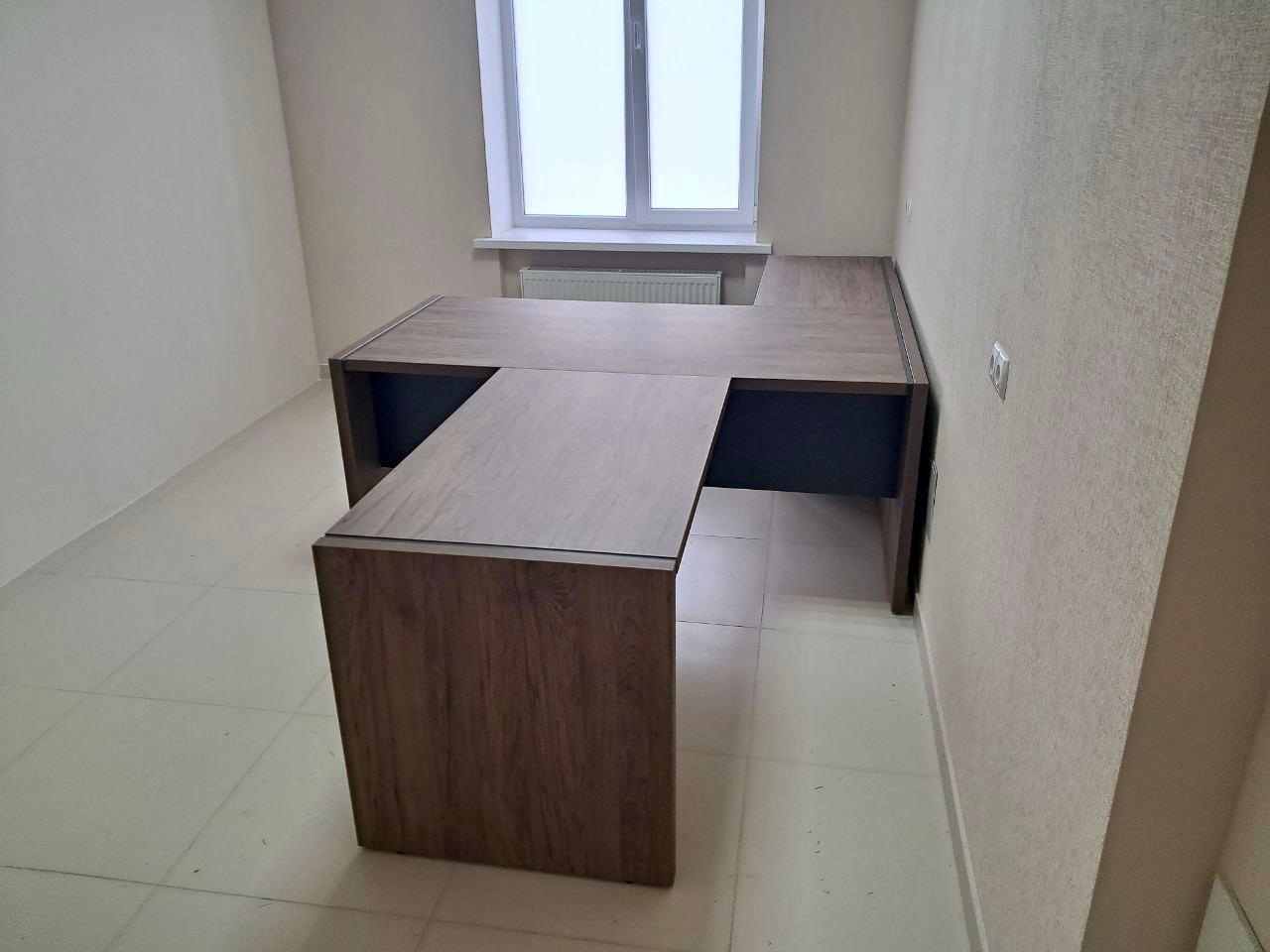 Стол руководителя с приставкой