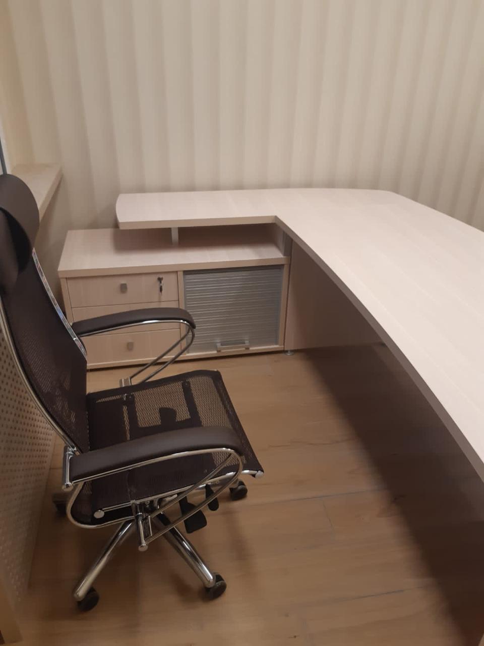 Стол руководителя с боковой приставкой