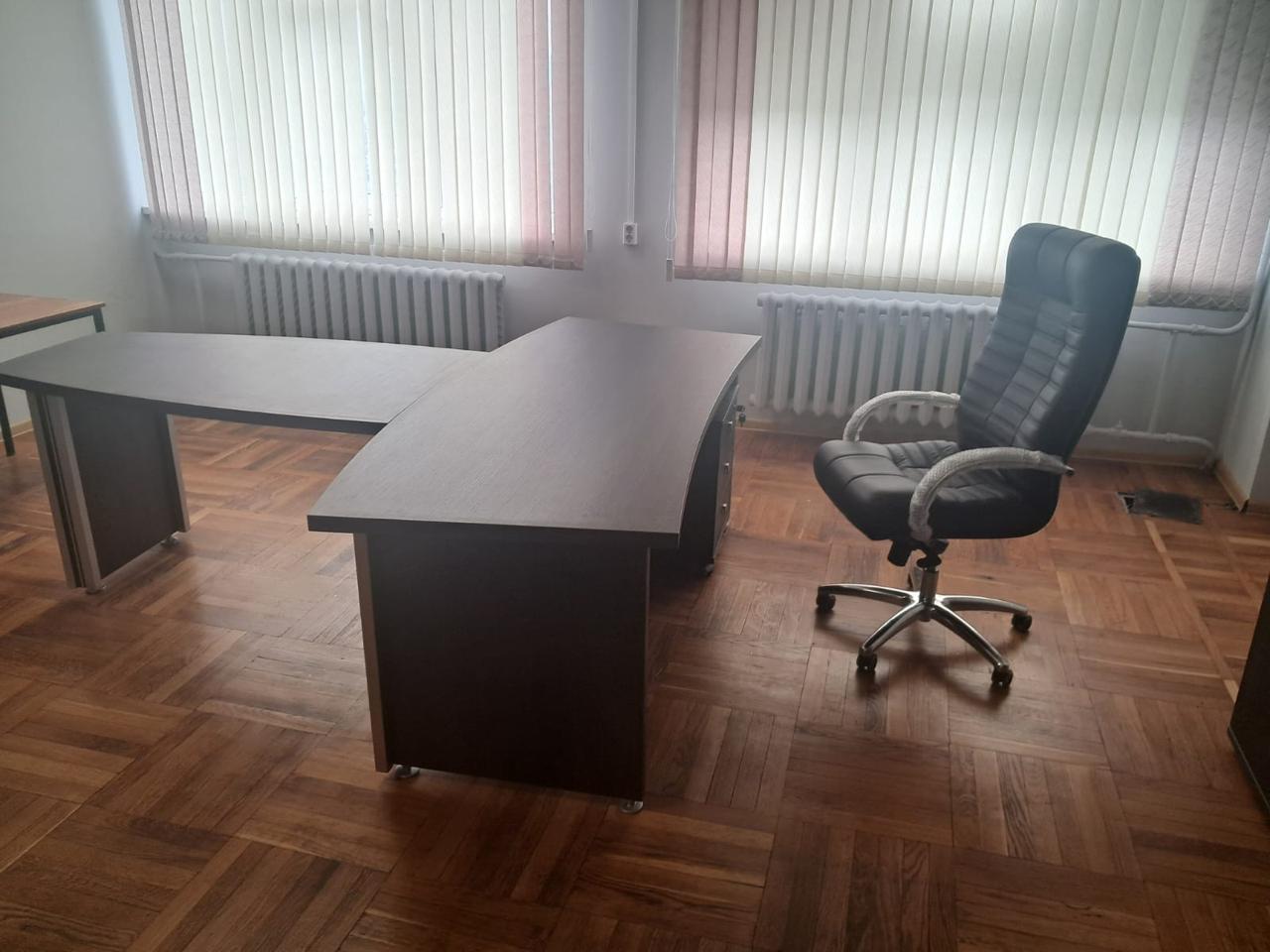 Стол руководителя с брифинг приставкой